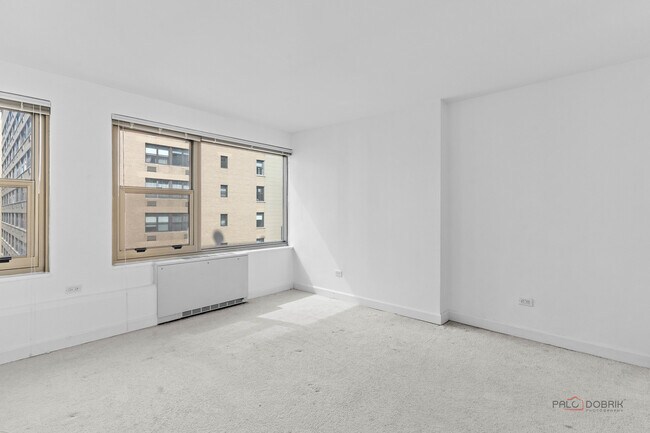 Building Photo - 247 E Chestnut St