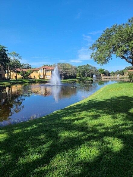 Building Photo - 4807 Via Palm Lakes