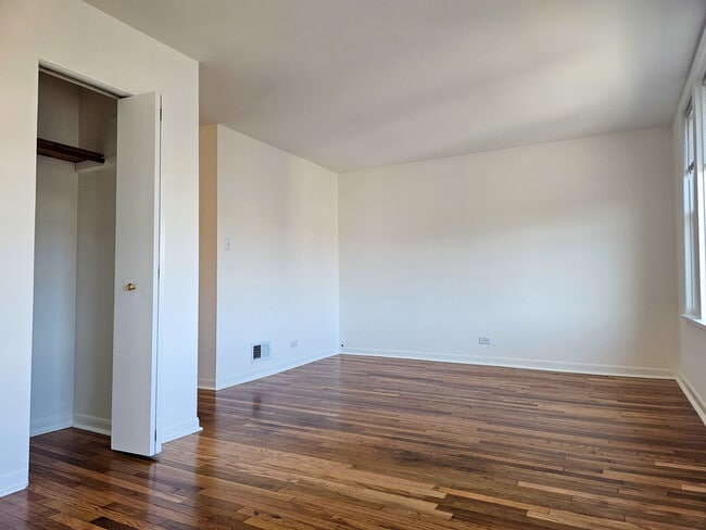 Building Photo - 2028 W 35th St