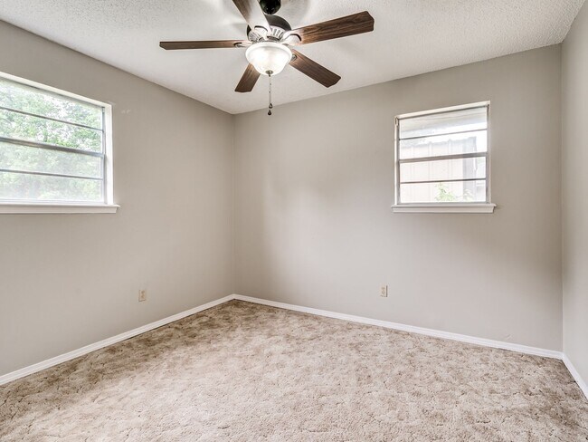 Building Photo - Cute home in Shawnee