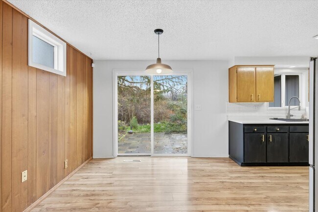 Building Photo - 2500 Alma Dr