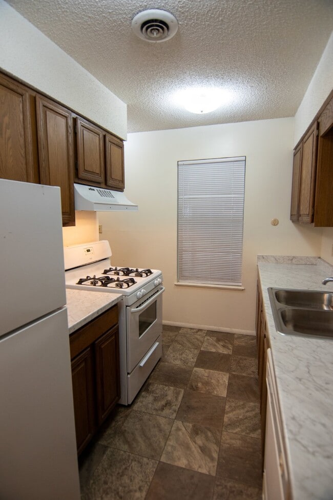 Building Photo - Cozy 1-Bedroom Multiplex Apartment in Coffeyville, KS with Modern Amenities!