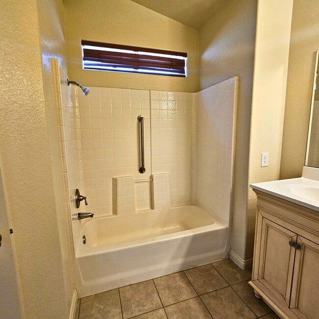 Building Photo - MOVE-IN READY 4BR/3BA SINGLE FAMILY HOME I...