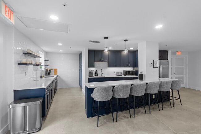 Building Photo - 3000 Holiday Dr