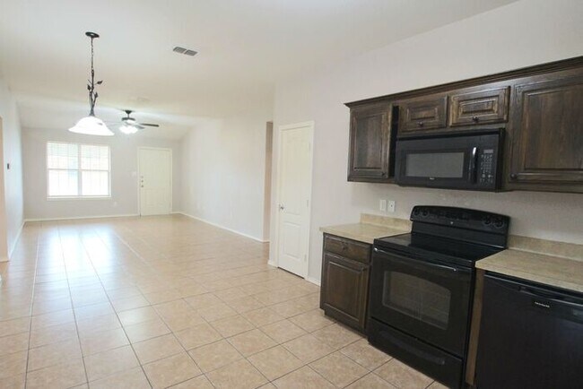Building Photo - Tour Today!: 2 Bedroom 2 Bath Duplex in Lindale!
