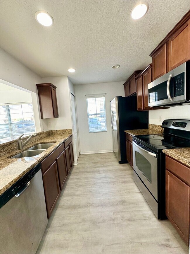Building Photo - Beautiful and updated 3 bedroom 2.5 bathro...