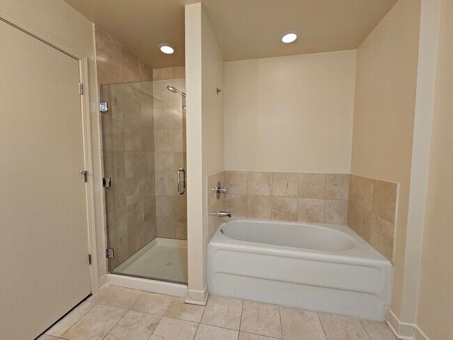 Building Photo - 320 E 21st St