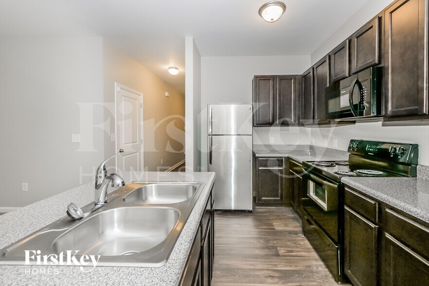 Building Photo - 27 Trotter Ct