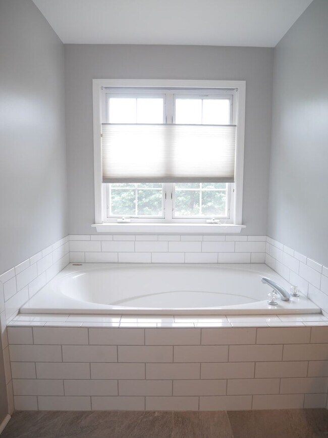 Building Photo - Spacious & Stylish 4-Bedroom Home with Fin...