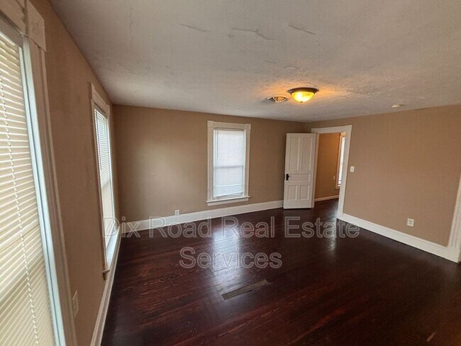 Building Photo - 411 Millikin St