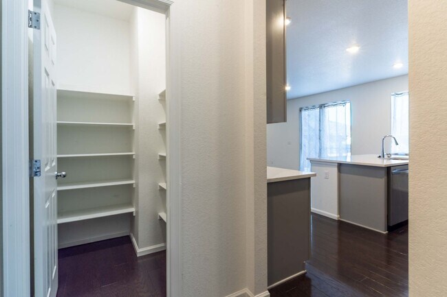 Building Photo - Available NOW! 4 Bedroom 3 Bath Beautiful Home