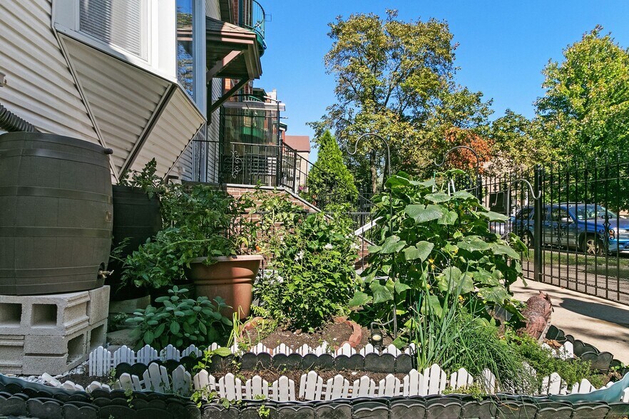 Building Photo - 2842 N Hamlin Ave