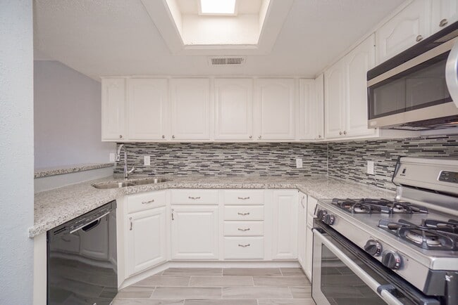 Building Photo - 2515 Oak Hill Dr