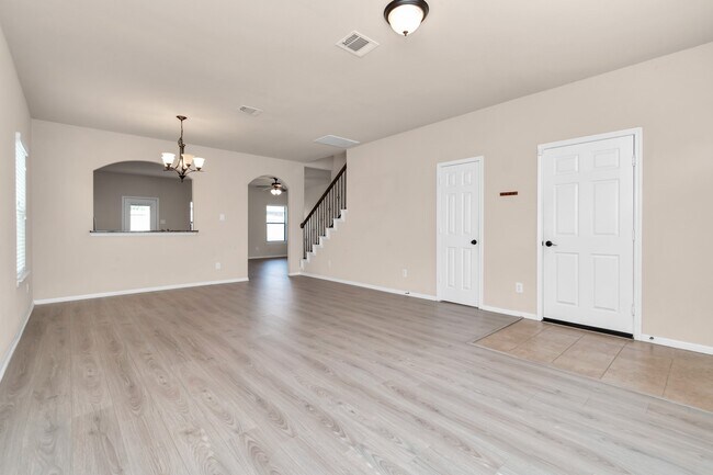 Building Photo - 5635 Round Robin Dr