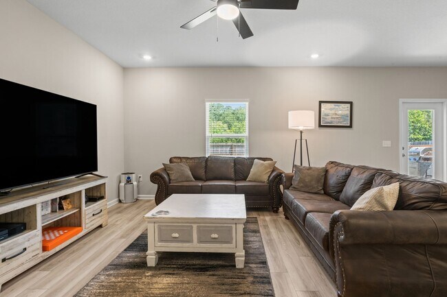 Building Photo - 6686 Sun Tree Cir