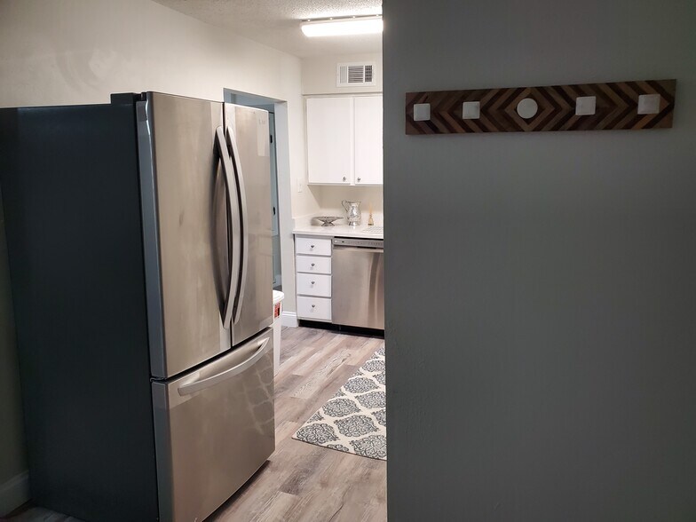 Building Photo - 1161 Lake Ave