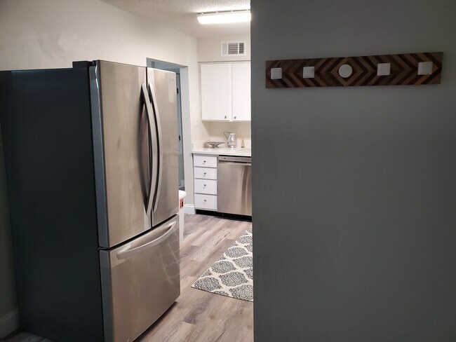 Building Photo - 1161 Lake Ave