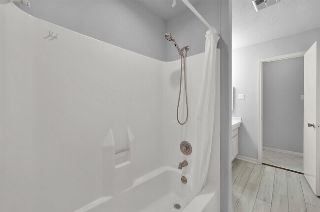 Building Photo - 35 Lakeview Village