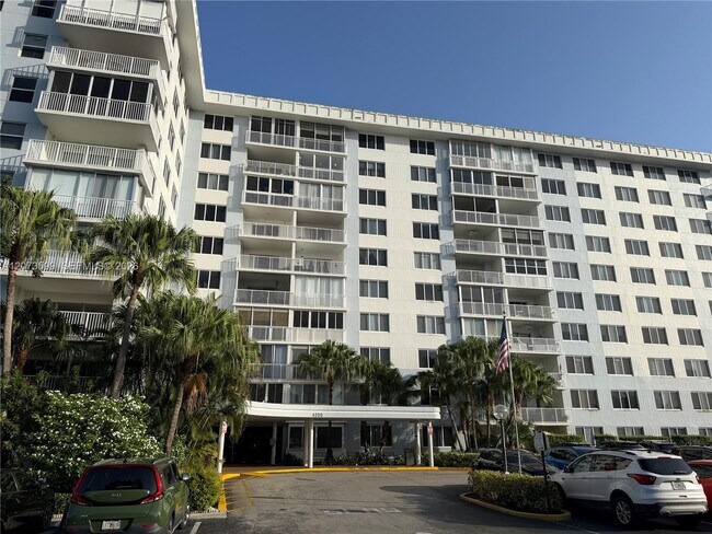 Building Photo - 4200 Hillcrest Dr