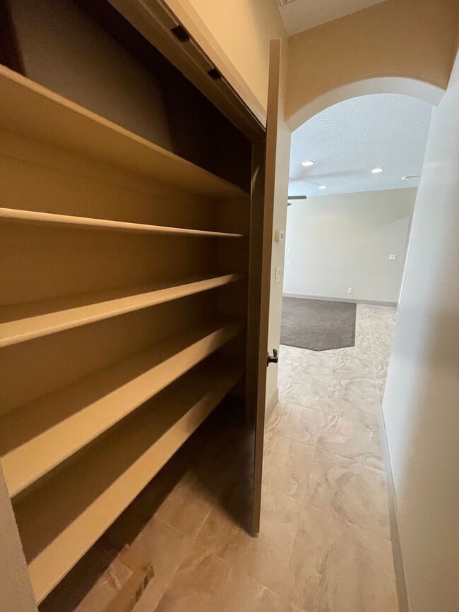 Building Photo - Pet-Friendly Three Bedroom Home in Riversi...