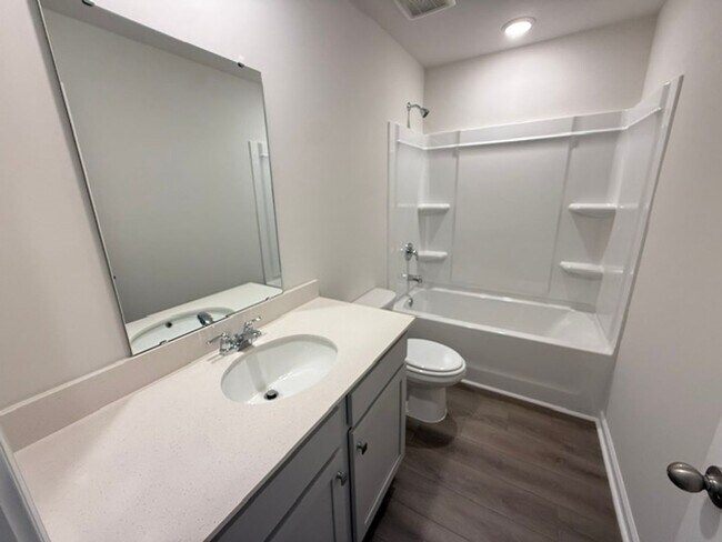 Building Photo - 3 Bedroom 2.5 Bathroom Townhouse in Windward Village - Summerville