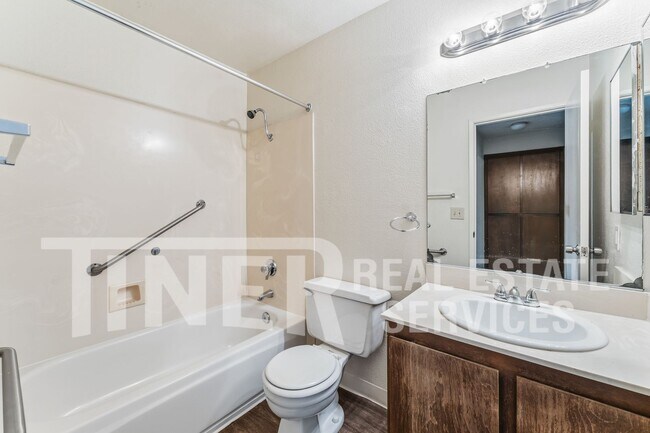 Building Photo - 5535 E Knoll Dr