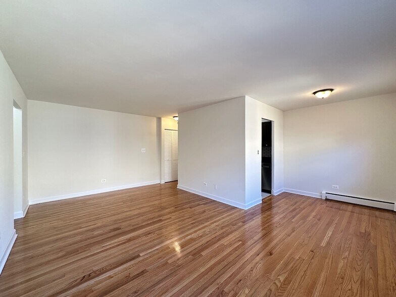 Building Photo - 6830 N Sheridan Rd