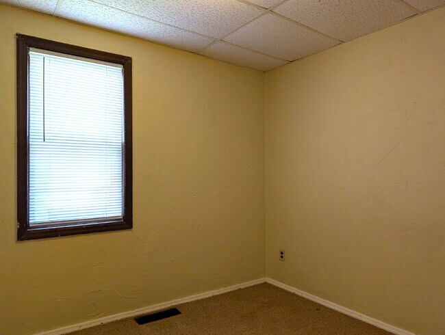 Building Photo - 2 Bedroom Lower Duplex In Green Bay