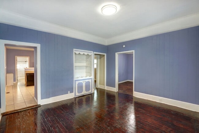 Building Photo - 4 Bedroom house---walk to Forsyth in 15 minutes