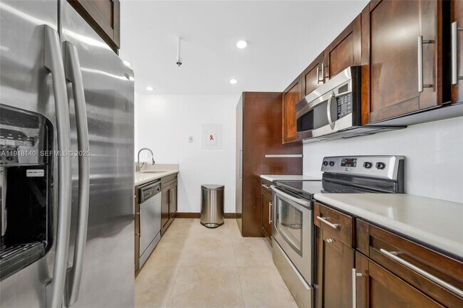 Building Photo - 7601 E Treasure Dr