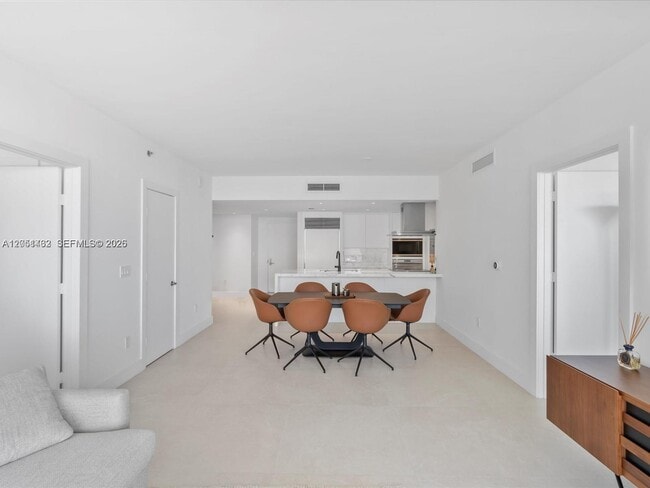 Building Photo - 495 Brickell Ave
