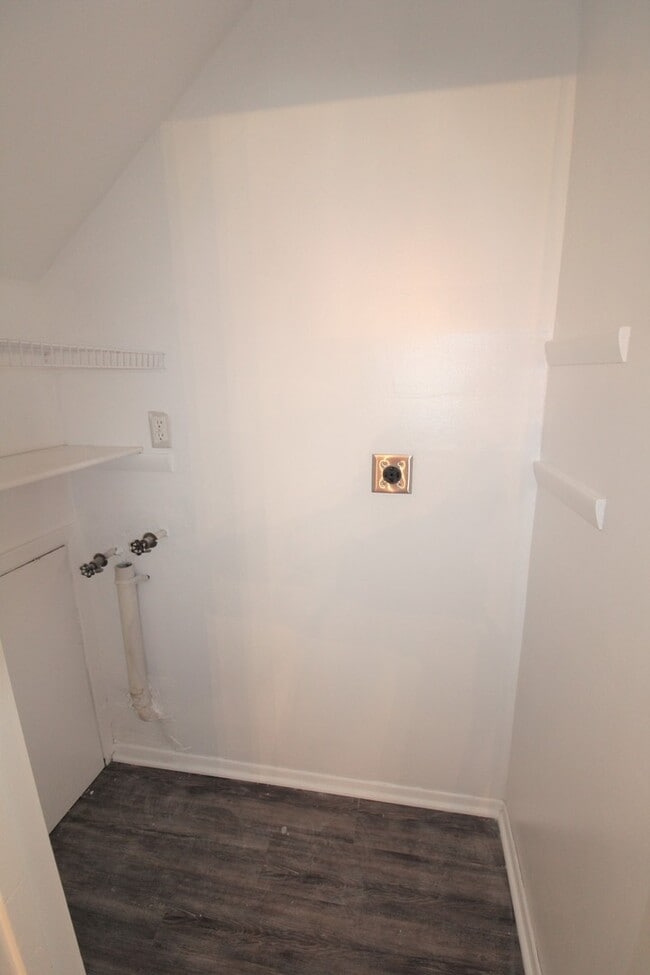 Building Photo - 2 Bedroom Townhome in Cotswold!