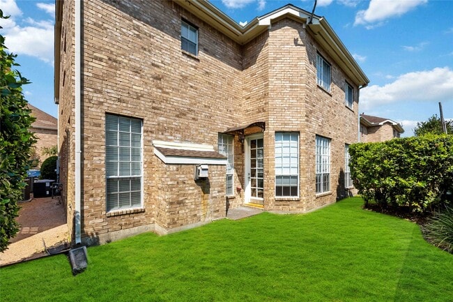 Building Photo - 2827 Briarhurst Park