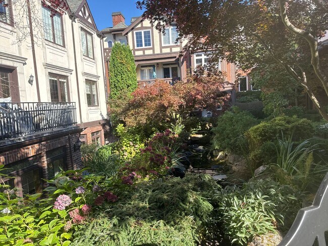 Building Photo - Dec Special Promotion!  Exceptional 3 bed, 3 bath in Houghton Kirkland.  Move in Ready.