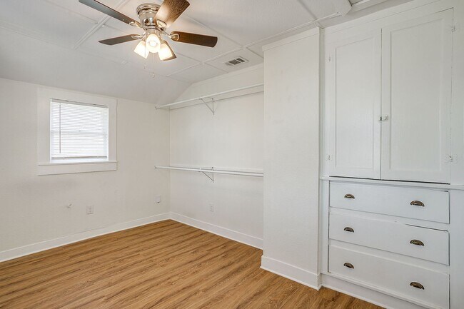 Building Photo - Large Newly Remodeled Home in Historic Fairmont- 4 Bedroom, 2 Bath- 76104