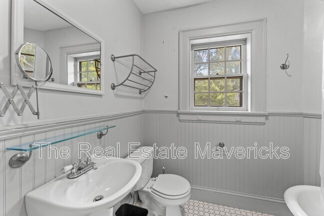 Building Photo - 3320 Montview Dr