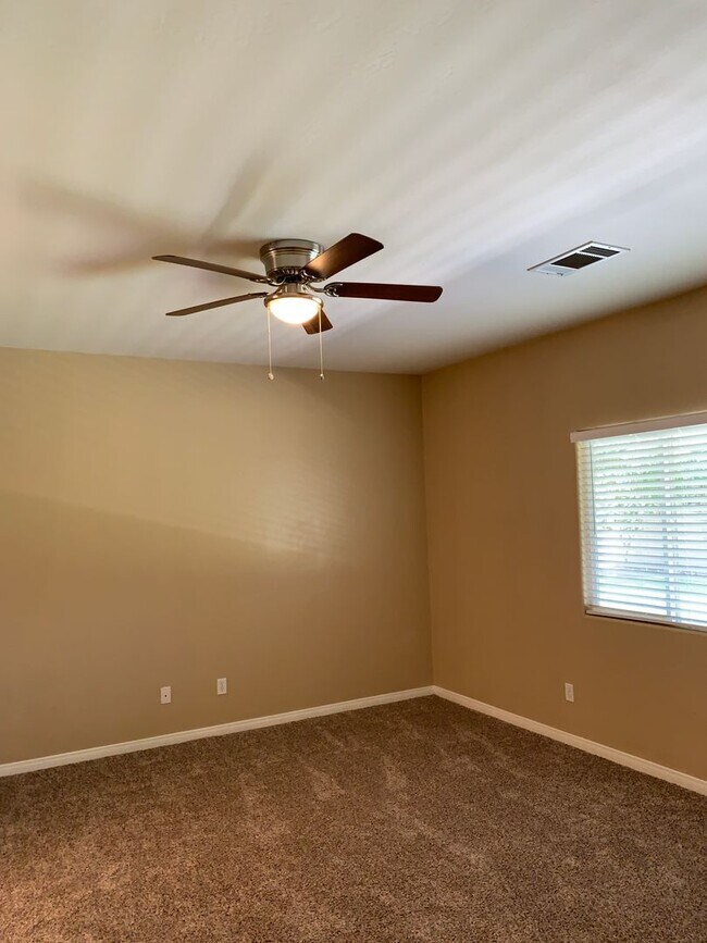 Building Photo - River Oaks Area Stockdale Highway & Buena Vista 93311 4+2 $2600