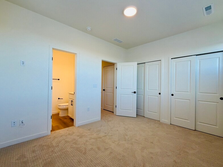 Building Photo - 7174 Clove Hitch Hts