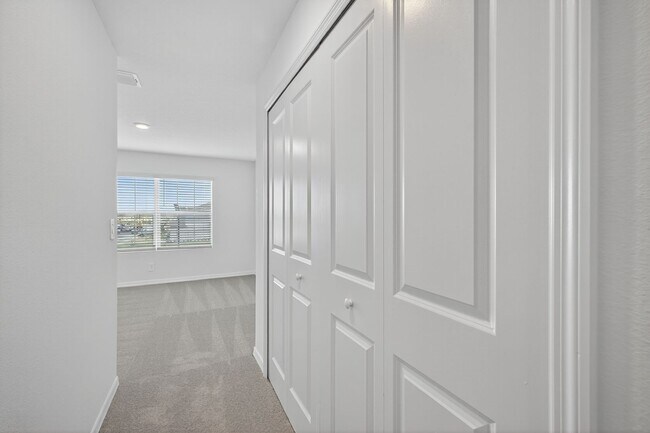 Building Photo - New 3 Bed Townhouse!