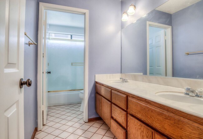 Building Photo - 4546 E Blue Jay Ave