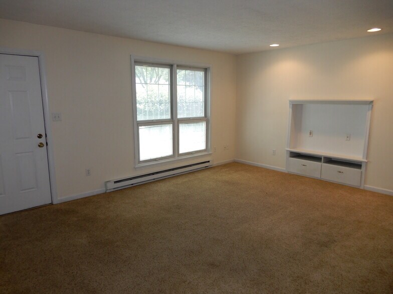 Living Room - 117 S Kistler St