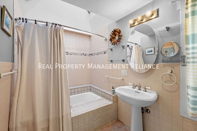 Building Photo - 19 Bayview Ave