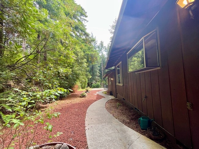 Building Photo - 4 bed, 3 bath split-level home in a private, forested setting (Bayside)