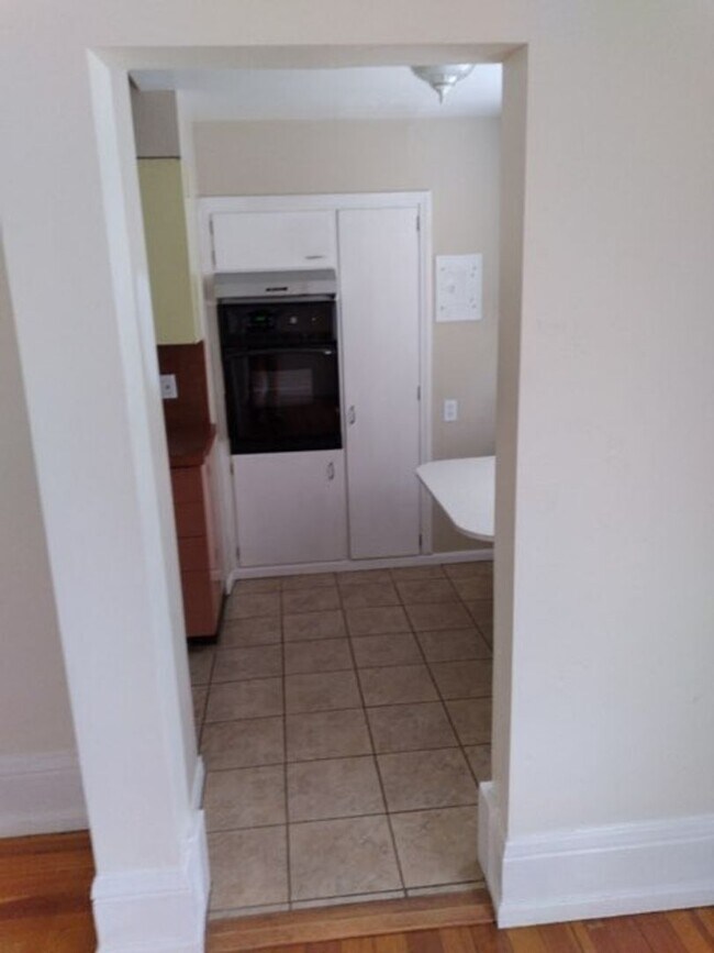 Building Photo - Gorgeous 2 bedroom, 1 bath apartment in Shields Mansion in the historic Old North End