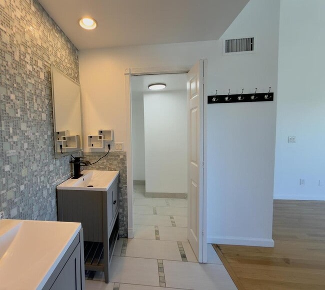 Building Photo - 731 Beryl St