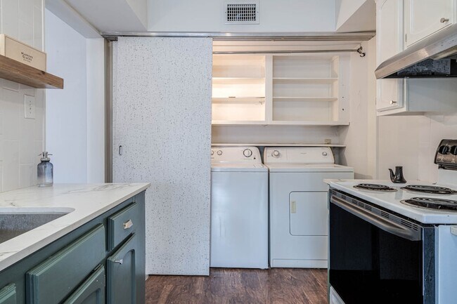 Building Photo - 384 N Post Oak Ln