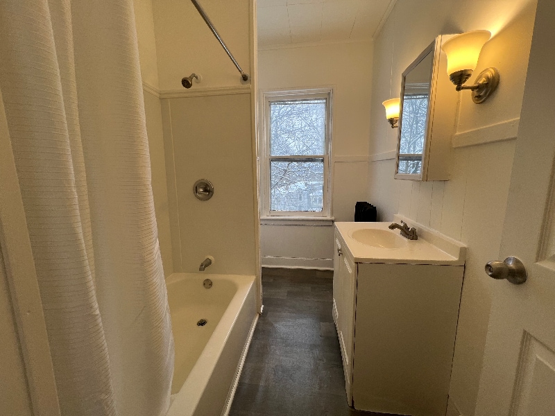 Building Photo - 194 Main St