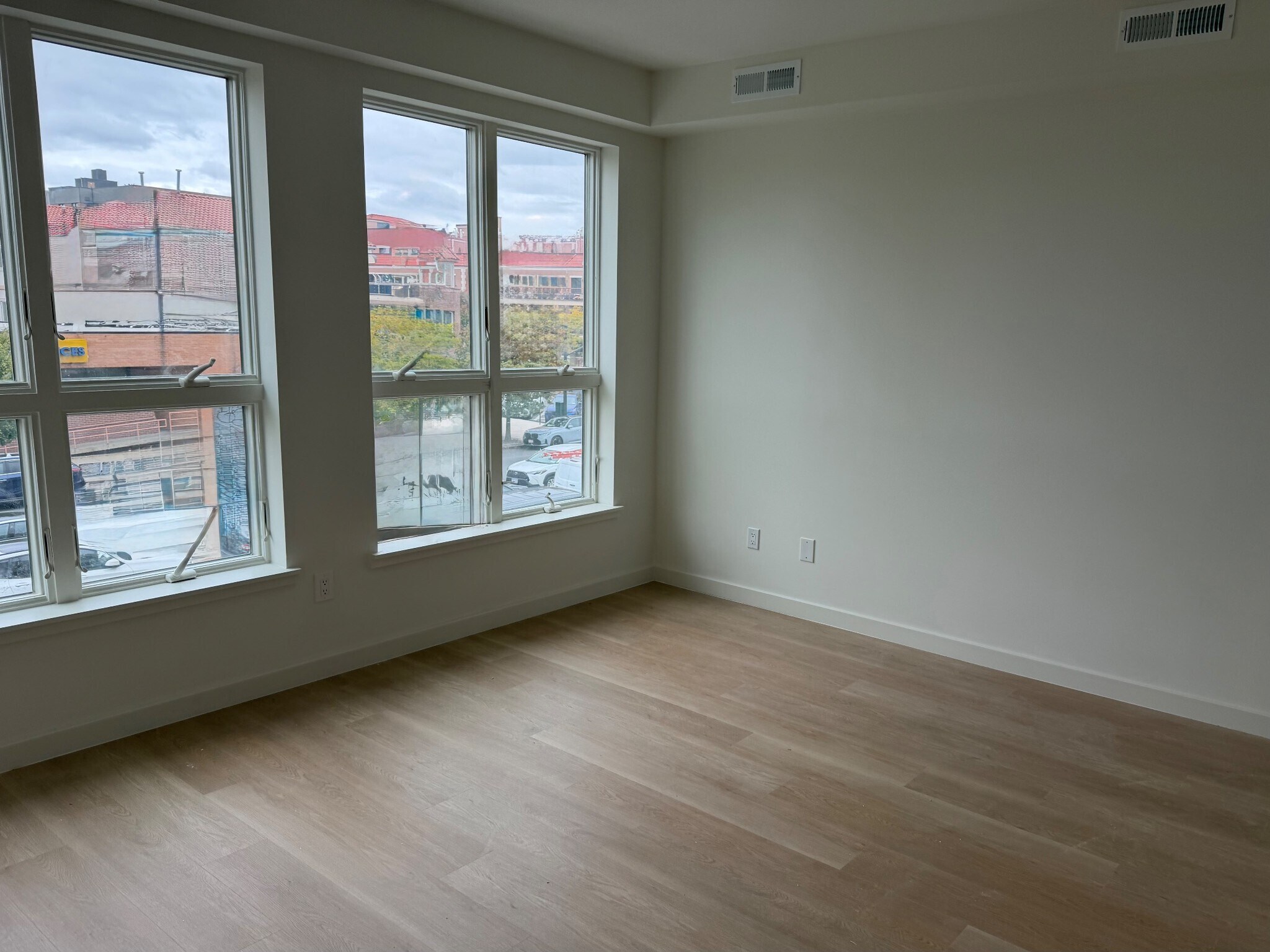 Building Photo - 3112 Emmons Ave