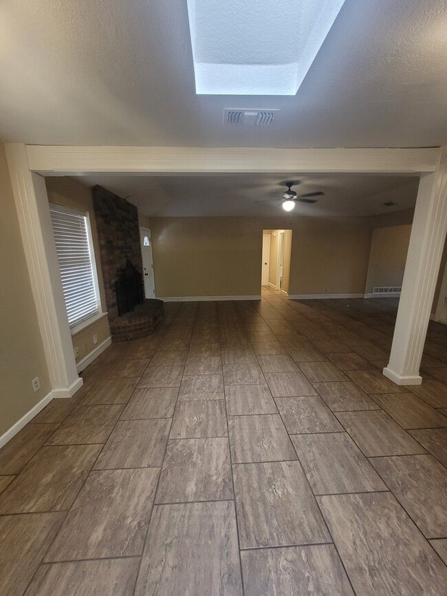 Building Photo - 3 bed 2 bath 2 car garage on cul-de-sac!