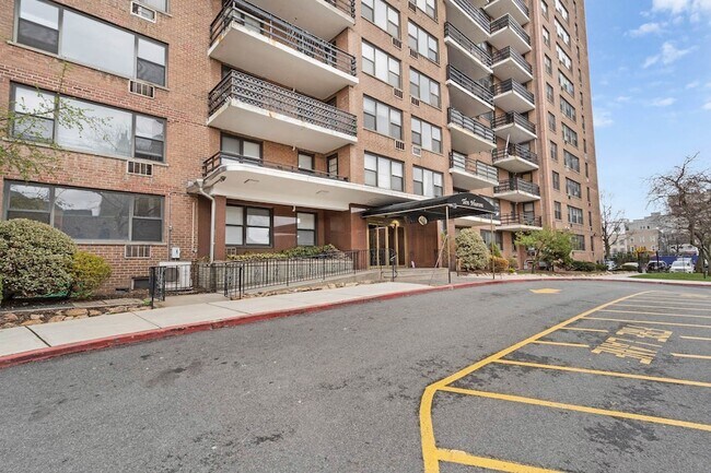 Building Photo - 10 Huron Ave